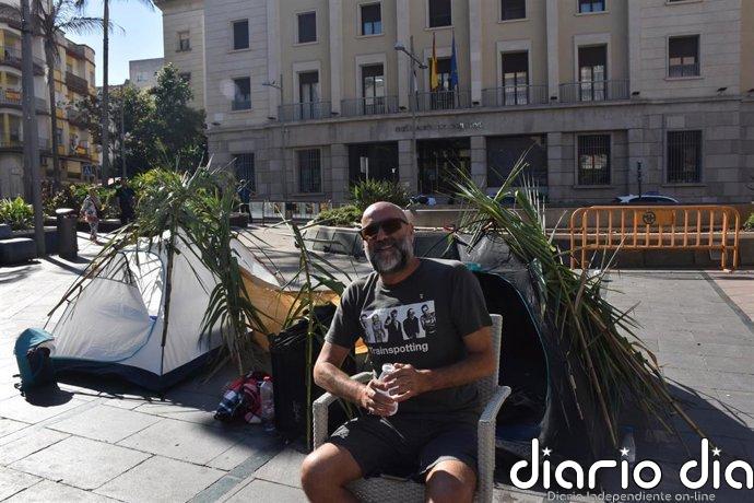 Vecinos de Ceuta llevan las chozas del Trampolín a la Delegación del Gobierno en una "performance" reivindicativa