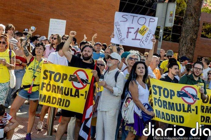 Vecinos de Hortaleza protestan por el "despilfarro" de la F1 ante los "recortes" de servicios públicos