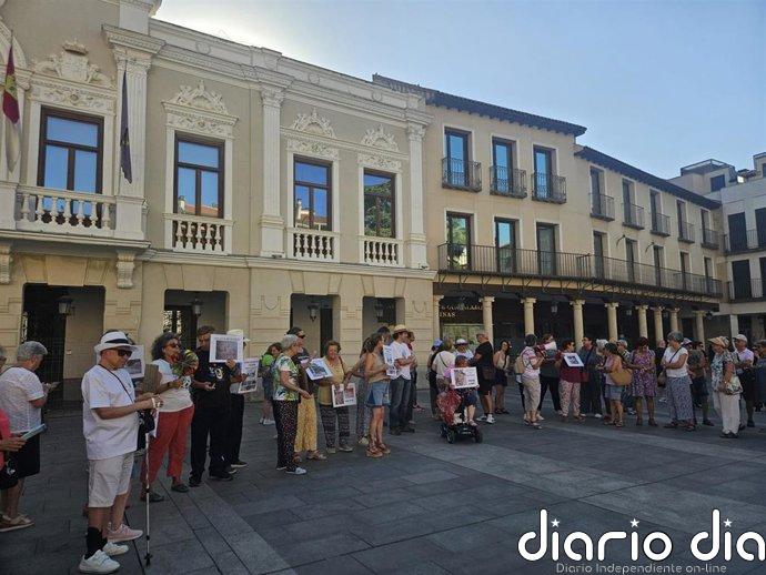 Vecinos de Las Casas del Rey se concentran en Guadalajara contra el proyecto del eje Cardenal González de Mendoza