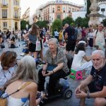 Vecinos de Sevilla protagonizan una sentada frente a la Giralda en protesta por la cena de los premios Escaparate