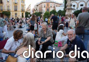 Vecinos de Sevilla protagonizan una sentada frente a la Giralda en protesta por la cena de los premios Escaparate