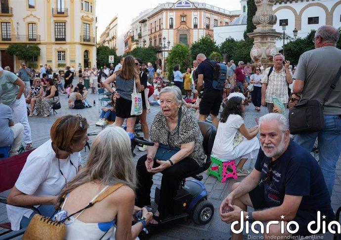 Vecinos de Sevilla protagonizan una sentada frente a la Giralda en protesta por la cena de los premios Escaparate