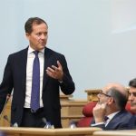 Velázquez defiende una labor basada en la autocrítica y reprocha a la oposición la falta de credibilidad y de propuestas