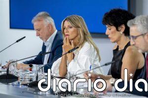 Yolanda Díaz acusa al PP de ser "pirómanos del odio" y a Feijòo de ir "travestido" de Vox