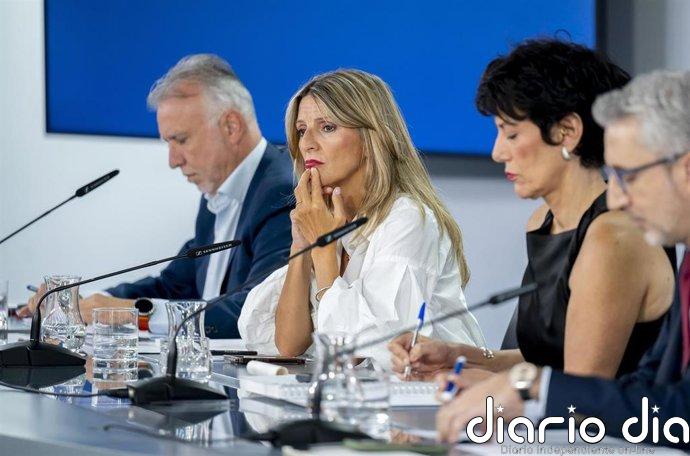 Yolanda Díaz acusa al PP de ser "pirómanos del odio" y a Feijòo de ir "travestido" de Vox