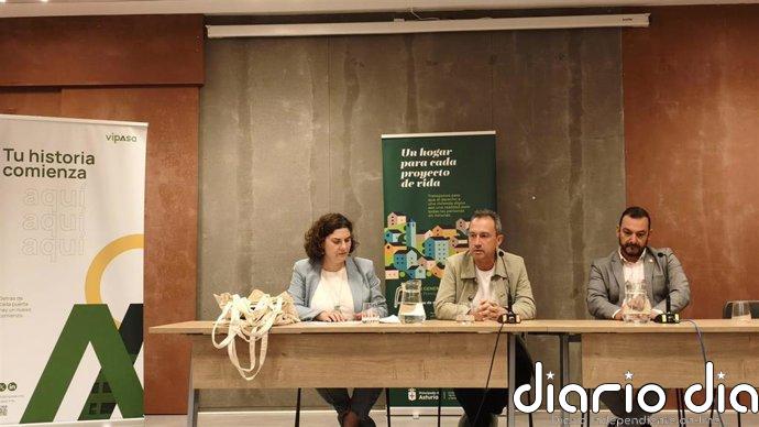 Zapico entrega las llaves de cinco nuevas viviendas de alquiler asequible en Mieres por una media de 188 euros
