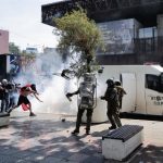 29 detenidos y seis carabineros heridos en los disturbios por el séptimo aniversario del 'estallido social' en Chile