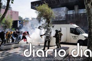 29 detenidos y seis carabineros heridos en los disturbios por el séptimo aniversario del 'estallido social' en Chile