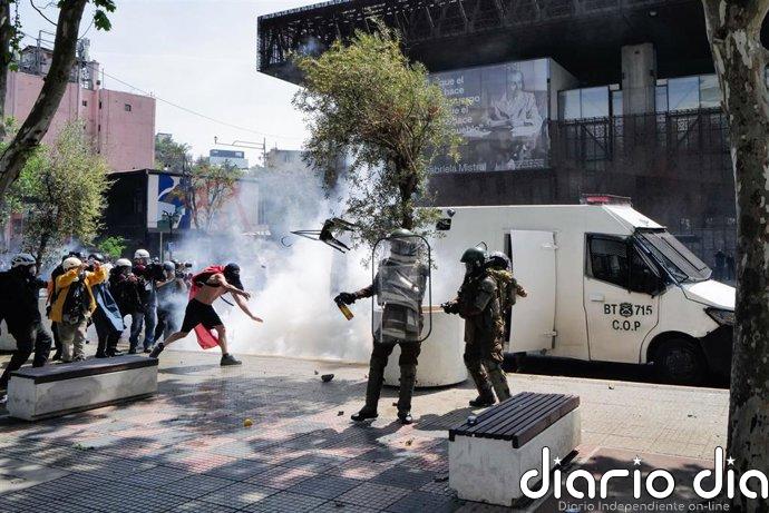 29 detenidos y seis carabineros heridos en los disturbios por el séptimo aniversario del 'estallido social' en Chile