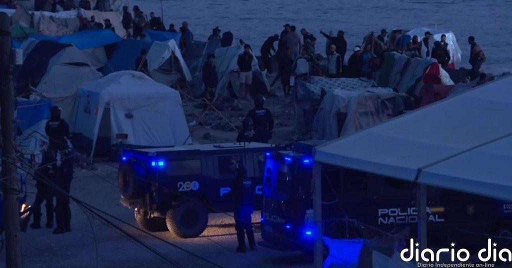 300 agentes de la Policía desalojan en media hora el asentamiento de El Guano en Ceuta
