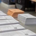 Abascal y Ayuso cuestionan el voto por correo, que se podrá solicitar desde mañana para el 29N