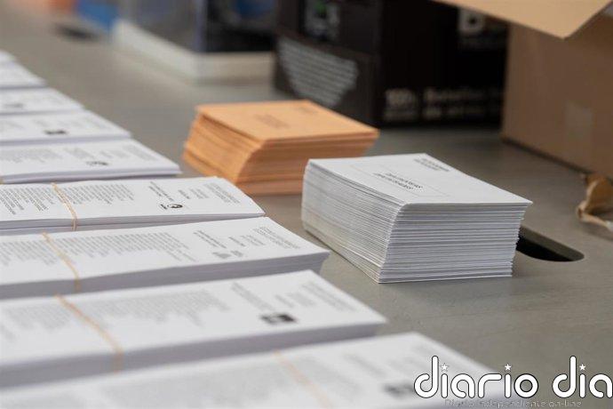 Abascal y Ayuso cuestionan el voto por correo, que se podrá solicitar desde mañana para el 29N