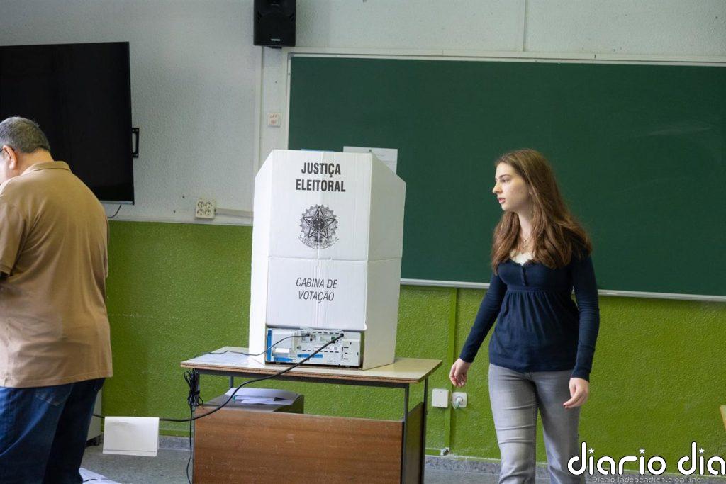 Abren los colegios para las elecciones en Brasil, primer asalto de la gran pugna entre Lula y Bolsonaro
