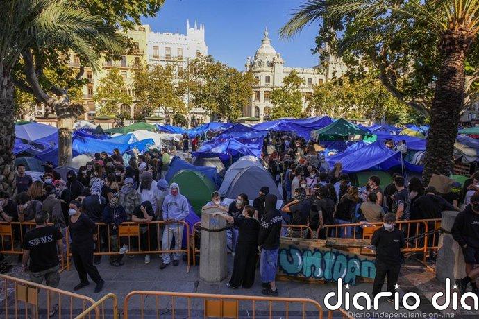Acampada València crece hasta las 600 tiendas en una semana y recupera la "normalidad" tras el 9 d'Octubre
