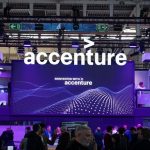 Accenture gana un 9% más al cierre de su año fiscal 2026, hasta 7.402 millones, y repunta un 17% en Bolsa