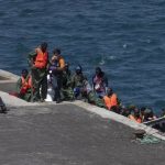 Acompañan un cayuco con 139 migrantes, entre ellos 9 menores, en aguas próximas a El Hierro