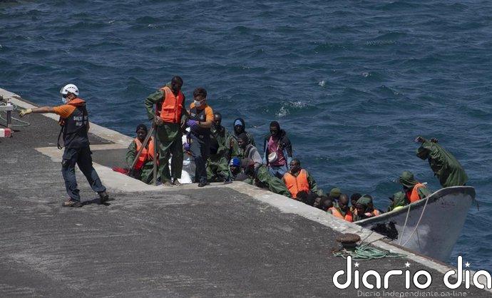 Acompañan un cayuco con 139 migrantes, entre ellos 9 menores, en aguas próximas a El Hierro