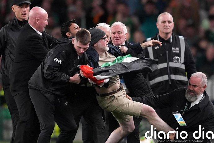 Aficionados de Irlanda siguen protestando en contra de jugar con Israel
