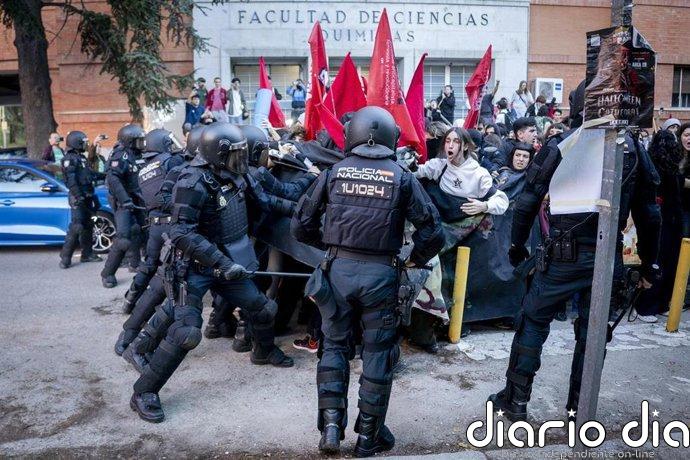 Al menos cinco detenidos y dos policías heridos en la manifestación por la educación en la Complutense