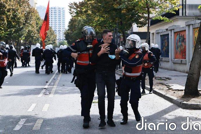 Albania eleva a 156 los heridos por las protestas en la capital y acusa a la oposición de instrumentalizar la violencia