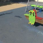 Alerta con el suelo de caucho de los parques infantiles