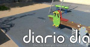 Alerta con el suelo de caucho de los parques infantiles