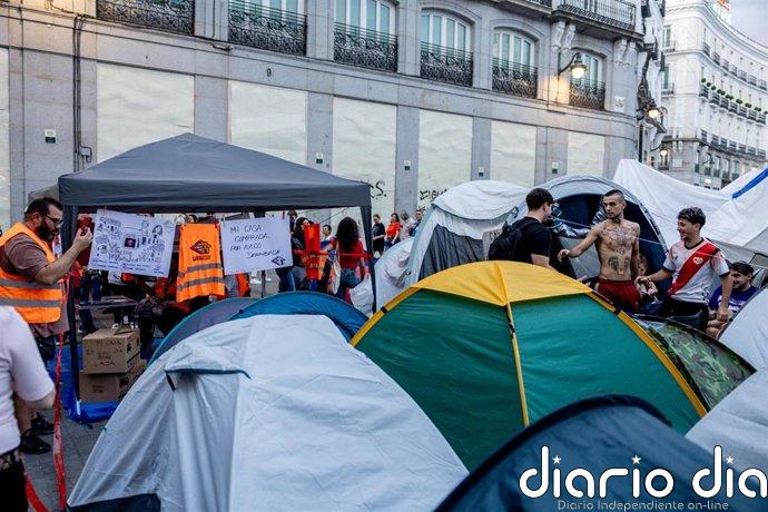 Almeida se pregunta "a qué juega" Martín con la acampada y le espeta que "un delegado no está para asaltar las calles"
