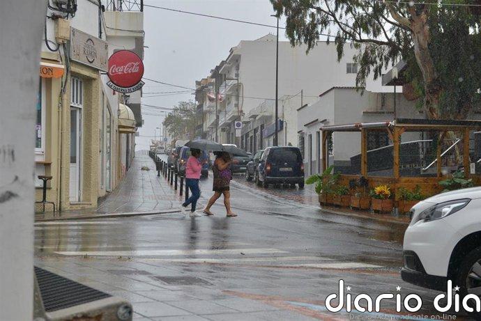 Amplían la situación de alerta por fuertes lluvias este domingo a La Palma, que se adelanta a la madrugada