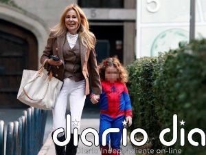 Ana Obregón se vuelca en su nieta Anita, una divertida 'superheroína', tras el dramático accidente ferroviario