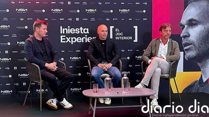 Andrés Iniesta inaugura en Barcelona la exposición interactiva 'Iniesta Experience'