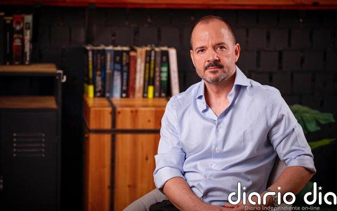 Ángel Martín lleva el humor a su primera novela 'El día que lo fuimos todo': "En una emoción positiva. Yo las prefiero"