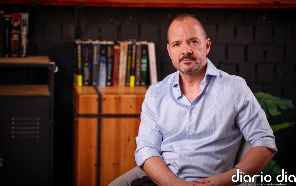 Ángel Martín lleva el humor a su primera novela 'El día que lo fuimos todo': "Las emociones positivas, las prefiero"