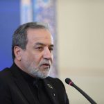 Araqchi dice que EEUU ha aceptado las condiciones de Irán para reabrir Ormuz pero añadiendo las suyas propias