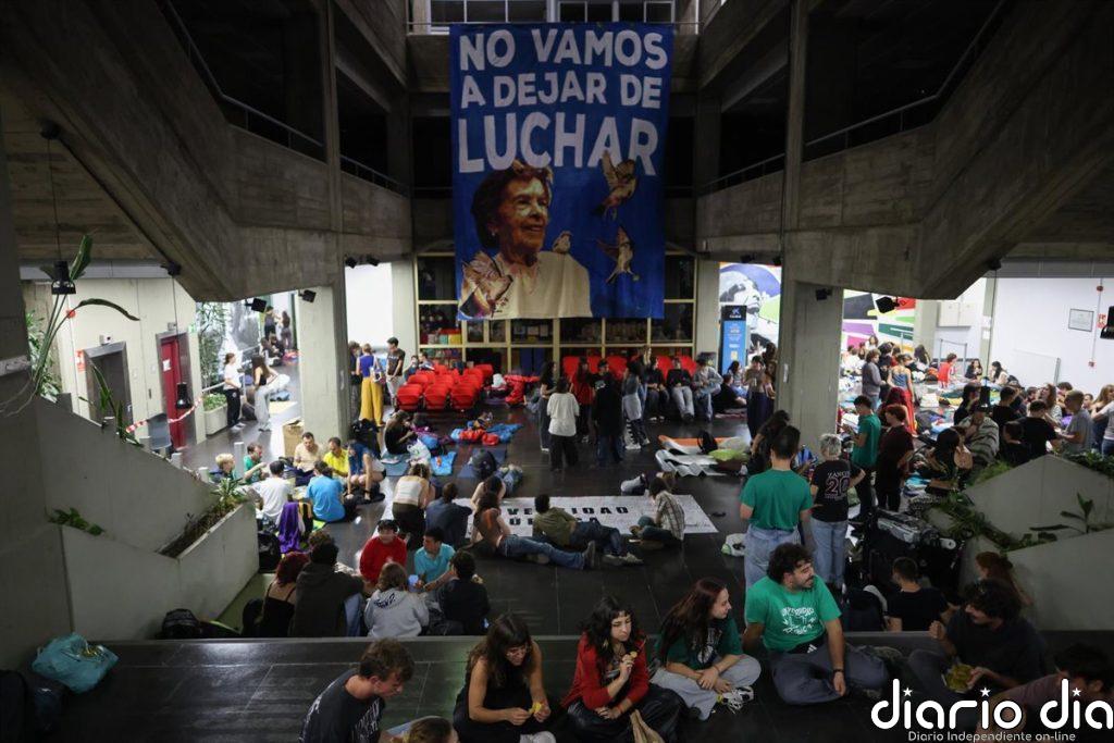Arranca la huelga en la Educación pública con un encierro nocturno en la Complutense y el corte de la Castellana