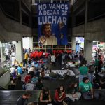 Arranca la huelga en la Educación pública con un encierro nocturno en la Complutense y el corte de la Castellana