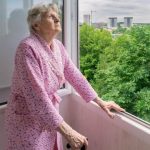Atrapados en casa: el envejecimiento de la población choca con un parque de viviendas sin ascensor