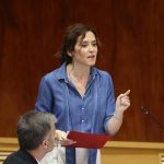 Ayuso tacha ante Vox de "ruin y populista" culpar a los inmigrantes y los vulnerables de la crisis de la vivienda