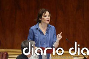 Ayuso tacha ante Vox de "ruin y populista" culpar a los inmigrantes y los vulnerables de la crisis de la vivienda