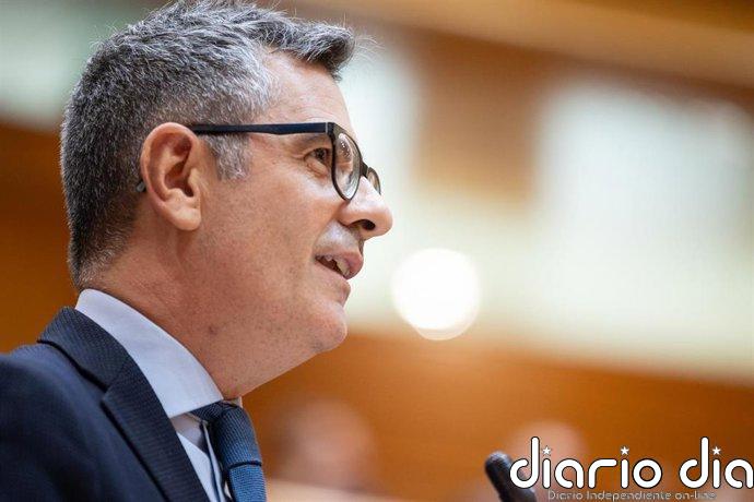 Bolaños acusa a PP y Vox de "recortar el derecho de votar por correo" al "sembrar dudas" sobre el proceso electoral