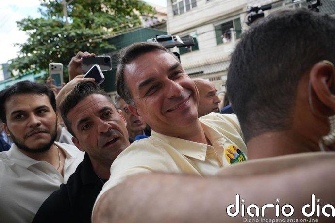 Bolsonaro proclama "fin de la era del PT" y Lula apela a combatir su "pasado tenebroso" en la segunda vuelta en Brasil