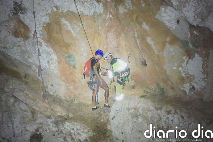 Bomberos de Cartagena rescatan a un escalador en Peñas Blancas
