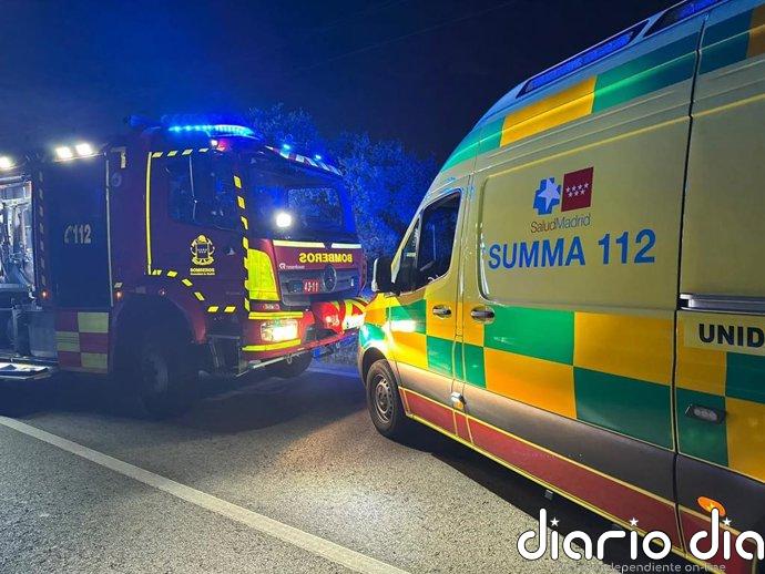 Bomberos extinguen un fuego en el acceso a trasteros de viviendas en Villaverde