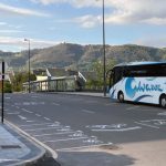Calvo admite picos de saturación en el autobús universitario mientras el PP dice que alumnos se quedan en las paradas