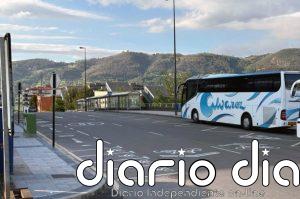 Calvo admite picos de saturación en el autobús universitario mientras el PP dice que alumnos se quedan en las paradas