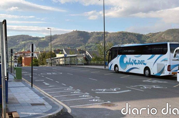 Calvo admite picos de saturación en el autobús universitario mientras el PP dice que alumnos se quedan en las paradas