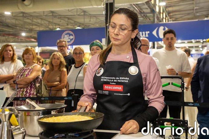 Celia Correira se 'corona' en el Campeonato de Tortilla de Patatas de Alicante Gastronómica