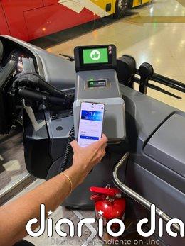 Cerca de 52.000 personas se descargan la nueva aplicación del TIB Mallorca Una persona valida su Tarjeta Única virtual en un autobús del TIB.