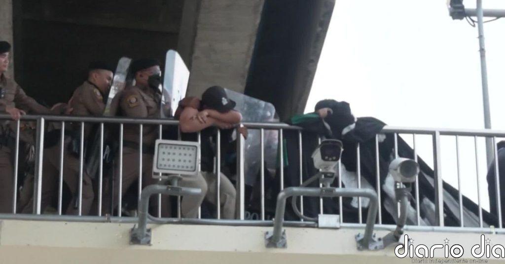 Cientos de activistas tailandeses protagonizan un breve altercado con la policía durante una protesta en la cumbre del FMI y el Banco Mundial