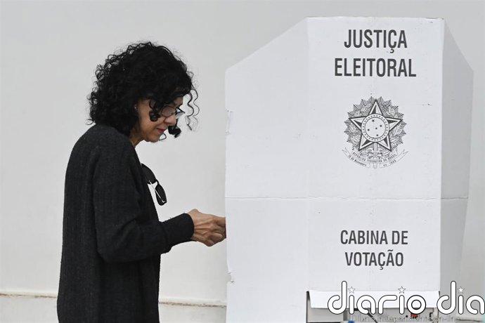 Cierran los colegios electorales en Brasil