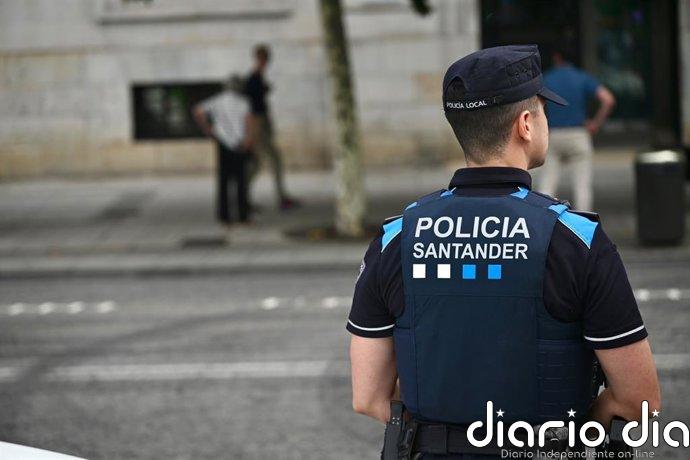 Conduce bebido, se sale de la vía y choca contra tres coches en Santander